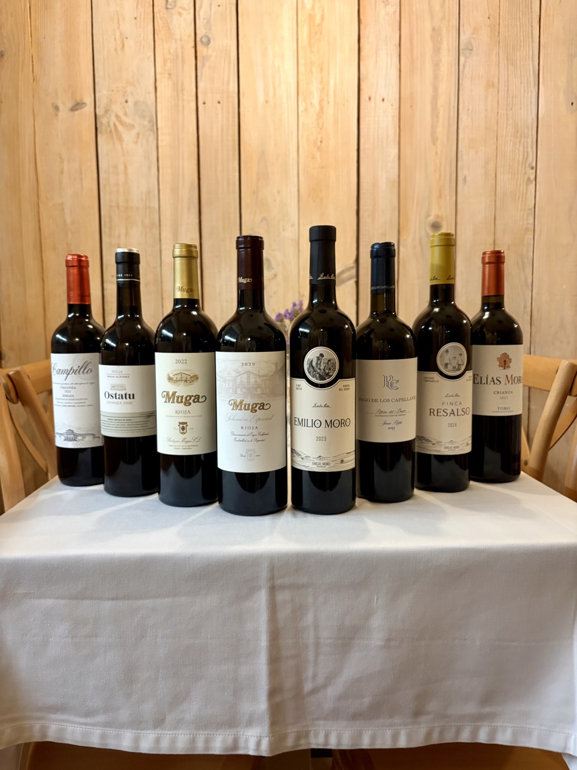 Selección de vinos de Rioja, Ribera del Duero y Toro sobre una mesa del restaurante
