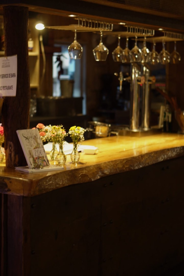 Barra de madera maciza con flores frescas