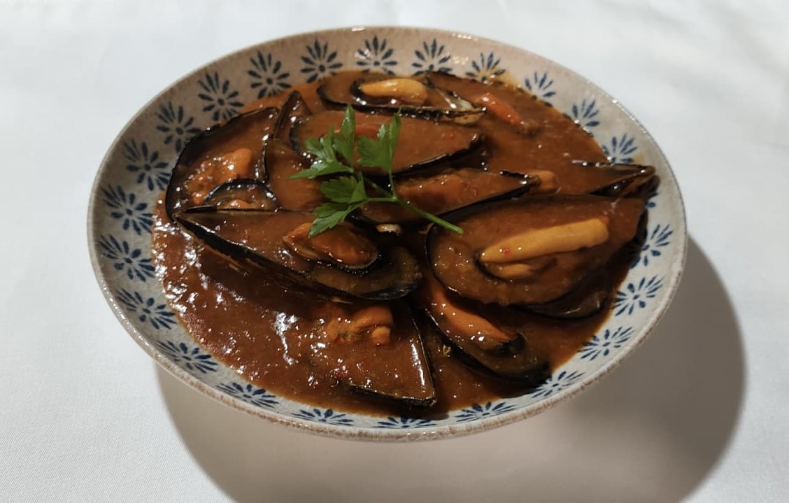 Mejillones a la marinera en cazuela de barro